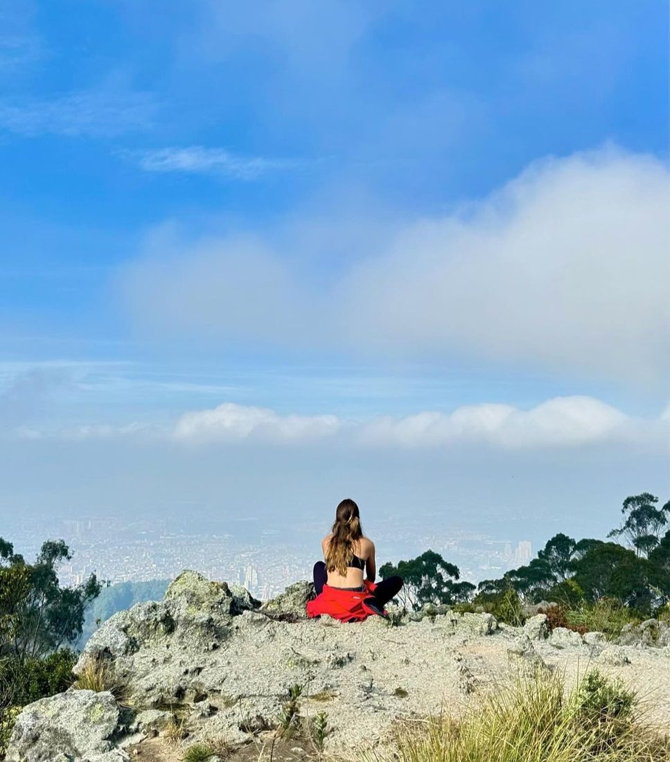 Persona en mirador de Las Moyas con vista a Bogotá