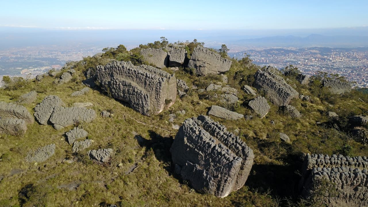 Vista aérea de las rocas de Las Moyas con Bogotá al fondo